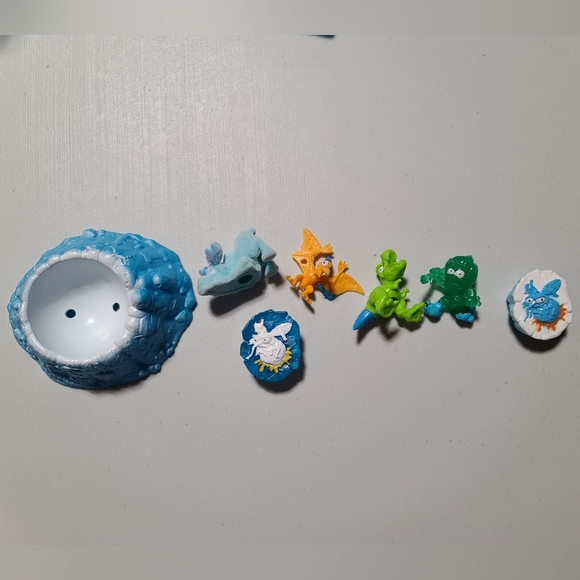 Zuru Smashers Dino Ice Age Surprise! Egg Holder, Eggs, and Figures - Picture 3 of 5
